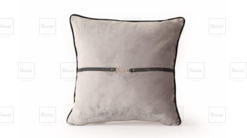 Coussin gris en velours avec ceinture cuir