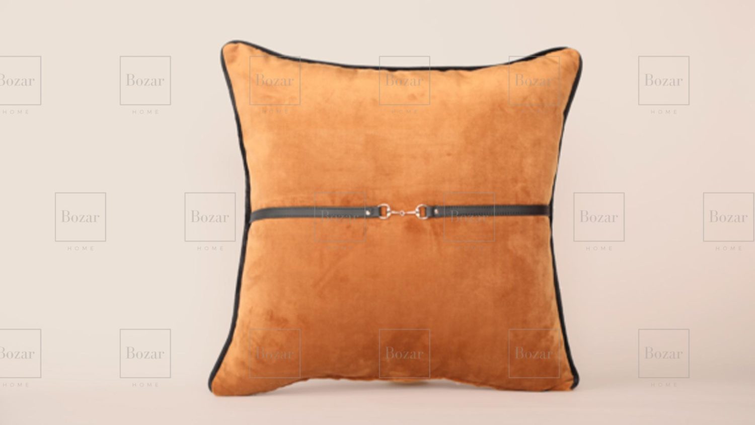 Coussin Camel en velours avec bande en cuir